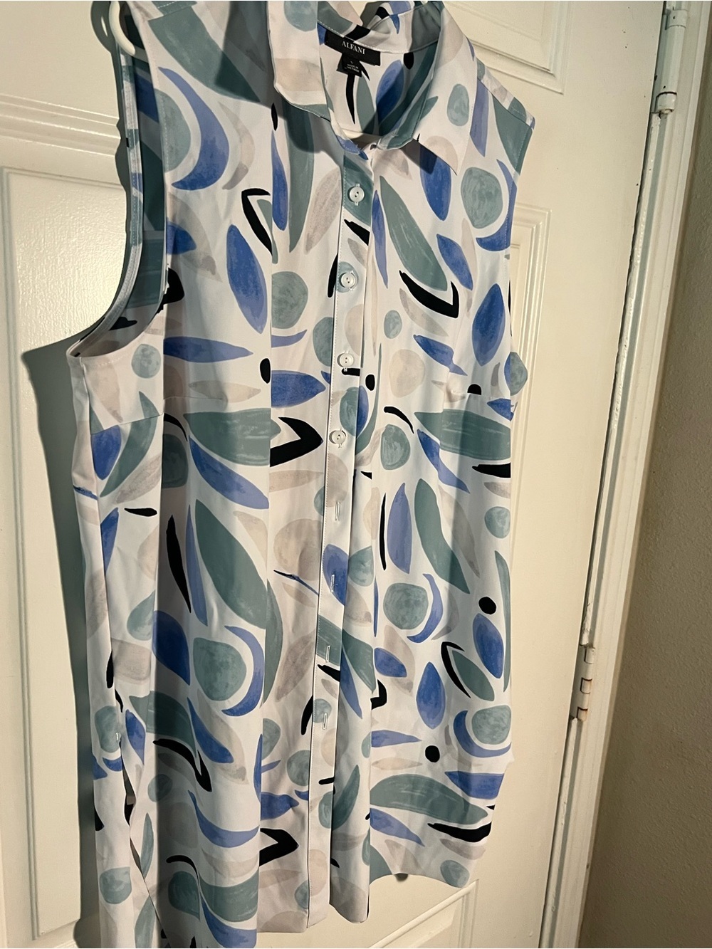 Alfani White Sleeveless Button-Front Shirt with Blue and Teal Abstract Print